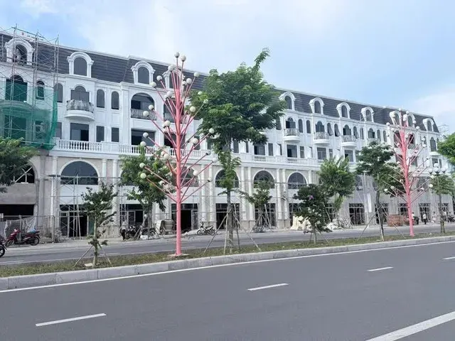 Cho thuê nhà nguyên căn mặt tiền ĐL Đông Tây 1 trệt 3 lầu
