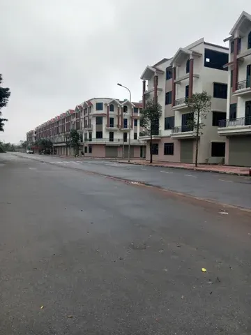 Nhà xây thô 4 tầng hoàn thiện mặt ngoài, đường apphan rộng 30 m, tiện tích vừa ở, vừa kinh doanh, sổ đỏ chính chủ. LH 098••••29