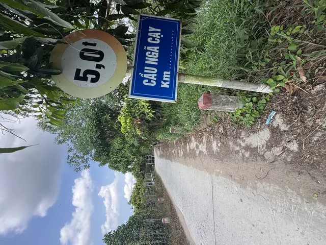 BÁN NỀN THỔ CƯ MẶT TIỀN RẠCH NGÃ CẠY – TÂN XUÂN, PHƯỚC THỚI, Ô MÔN Giáp ranh Thới An Đông, Bình Thủy – cách Ninh Kiều chỉ 13km Giá bán: 1 tỷ 450 triệu (giảm mạnh 150 triệu từ 1,6 tỷ) Diện tích: 287m² thổ cư 100% – sổ riêng • Kích thước đẹ