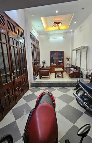 Cho thuê nhà ngõ 325 Giảng Võ quận Đống Đa 50M x 5T (6 ngủ) giá 15 triệu