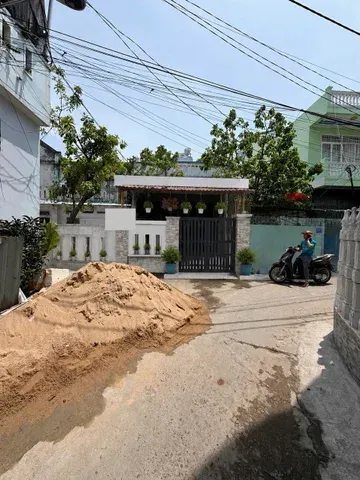 BÁN NHÀ CẤP 4 HẺM Ô TÔ NGUYỄN THÁI HỌC – TRUNG TÂM TP. TUY HÒA Vị trí đẹp, cách đường Nguyễn Thái Học chỉ 50m Hẻm ô tô thông 2 đầu, kết nối Nguyễn Thái Học và Nguyễn Huệ cực thuận tiện. Diện tích: 5m x 20m (100m²) Nhà cấp 4 đang sử dụn