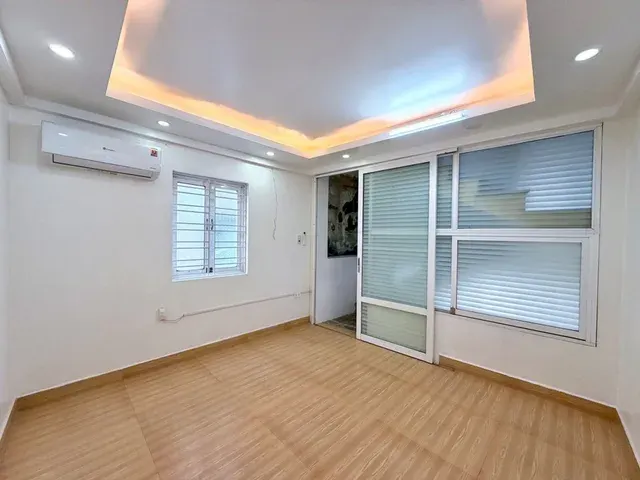 Hiếm ngõ;261.trần nguyên hãn - lô góc 2 mặt - ngõ 4M ô tô - 2.68 tỷ vị trí: ngõ 261 TNH - lê chân, giữa trần nguyên hãn & vũ chí thắng DT: 29.4M2 sổ = thực tế - MT 3M nở hậu 3.39M x dài 9.4M kết cấu: nhà gốc dân xây độc lập 2.5 tầng - xây 5-10 nă