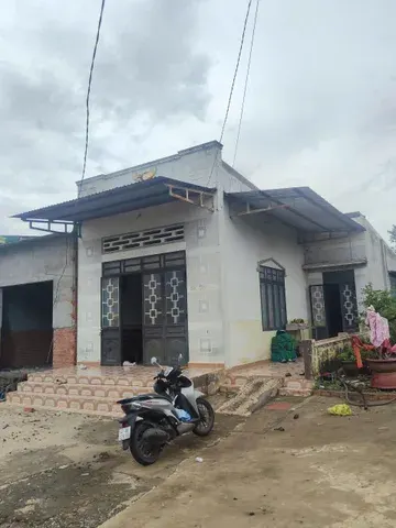 NGUỒN MỚI – HÀNG NGỘP GIÁ TỐT TẠI HÒA PHÚ Chủ nhà cần bán gấp để chữa bệnh nên rất thiện chí. Nhà Hòa Phú, diện tích 12m x 36m, có thổ cư. Nhà xây ngang 7m, còn dư 5m bên hông, có thể tách thành 2 lô.