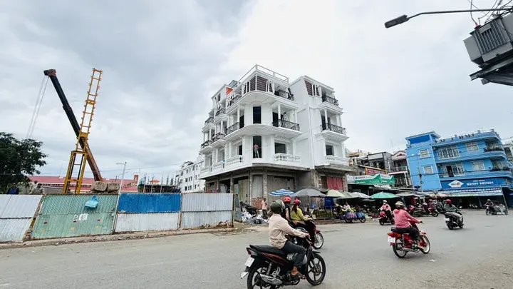 Nhà góc mặt tiền 13.57M trực diện chợ cái vồn, vĩnh long
