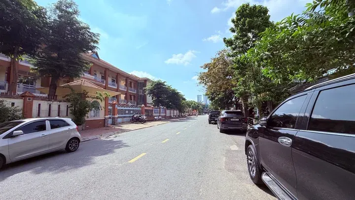 Bán nhà 3 tầng, TTHC dĩ an 120M2 , đường số 12M chỉ 9.5 tỷ, phường dĩ an.
