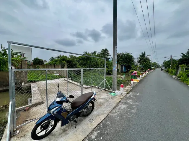 Nền Thổ cư Hẻm 12B Nguyễn Truyền Thanh, P. Bình Thủy (Thông Võ Văn Kiệt- Lê Hồng Phong & KDC Ngân Thuận): • Lộ nhựa ô tô tới nền. • DT sổ: 5m x 20m = 90m² (Thổ cư 100%). • DT thực tế: 5m x 23m (~115m²). • Pháp lý: Sổ hồng hoàn chỉnh. • Giá: 1,750 tỷ