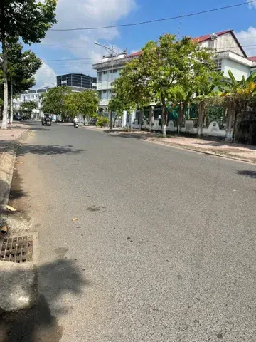 Bán Đất 371.9m2 có sẵn 40 m2 thổ cư giá 6.1 tỷ tại Đường D8 Trung Tâm Hành Chính, Phường Long Châu Vĩnh Long