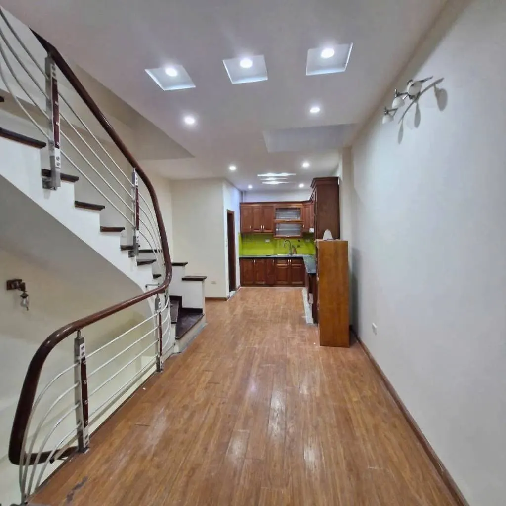 Cho thuê nhà tránh hoàng quốc việt, cầu giấy 55m x 5 tầng, giá 20 triệu