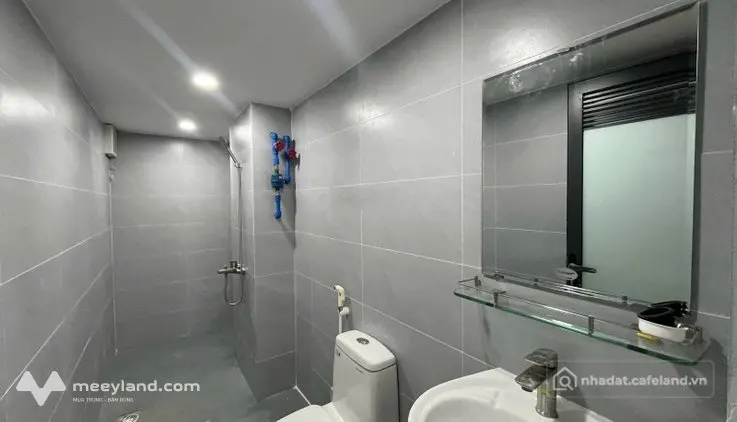 Trống sẵn kiot nội thất cơ bản mới xây 100% gần KCX, VNG