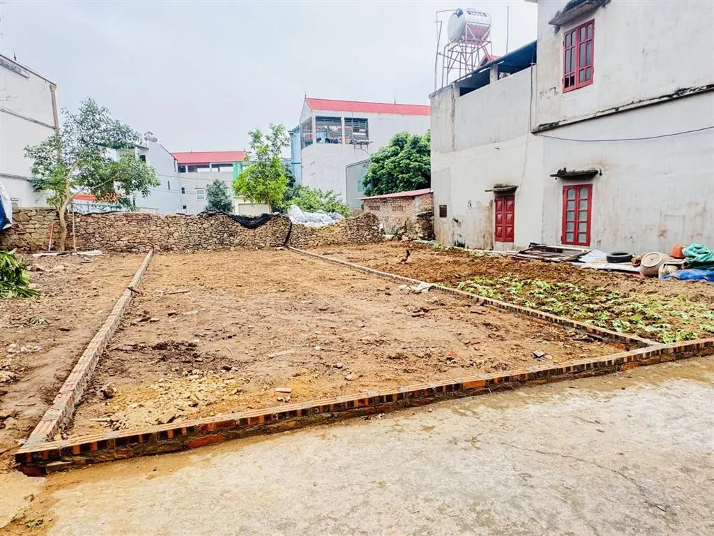Chính chủ cần bán gấp lô đất sát vòng xuyến phật tích giá 2,350 tỷ. cc 0967 608
