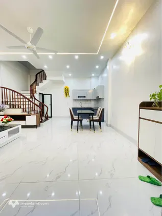 Chào mừng quý vị đến với cơ hội sở hữu căn nhà 3 tầng "xịn sò" ngay tại phường Lê Hồng Phong