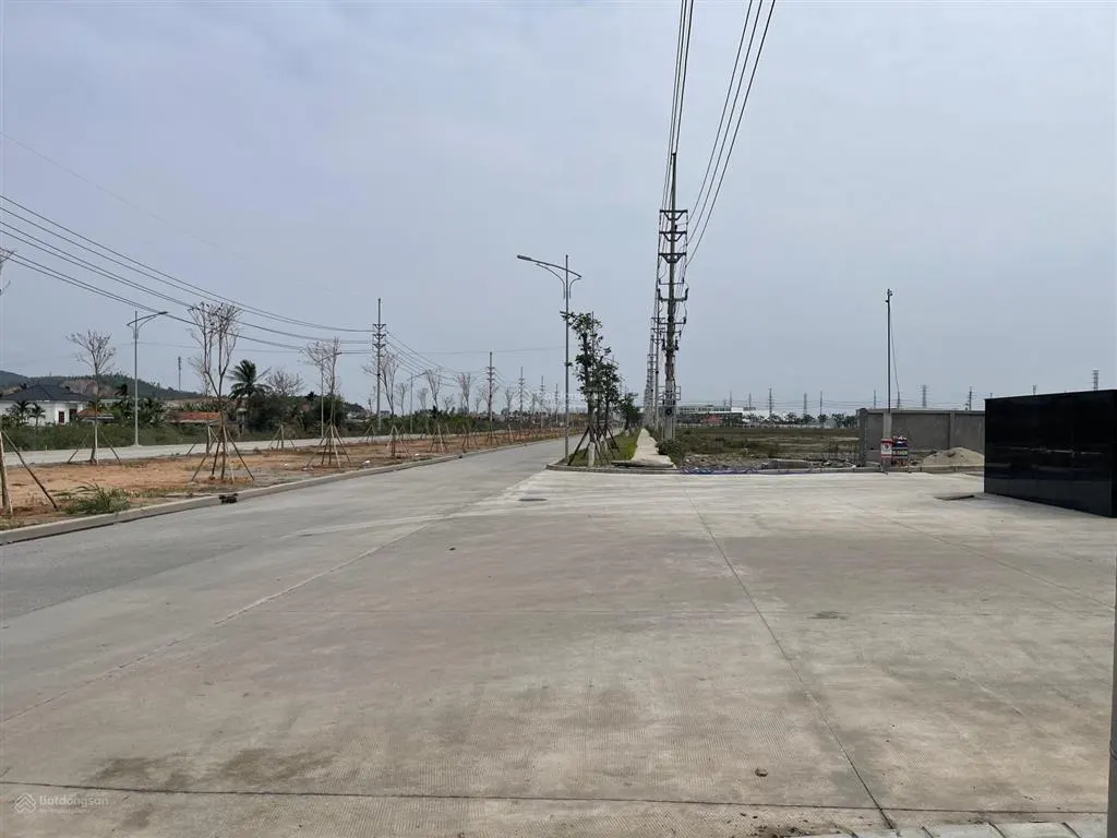 Diện tích đất 5.000m2. không gian rộng rãi, thông thoáng. hạ tầng sẵn có, sạch đẹp. bàn giao ngay