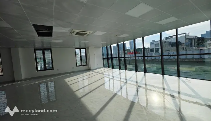 Đầu phố Nguyễn Khang - Chính chủ cho thuê văn phòng thông sàn 80m2/MT 10M full kính, giá chỉ 15tr