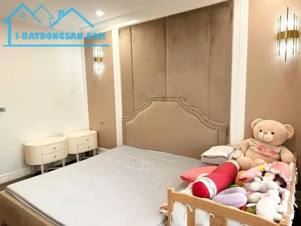 Bán căn hộ CC cao cấp mặt phố nguyễn sơn - nguyễn văn cừ - 3PN - full nội thất - ở thượng