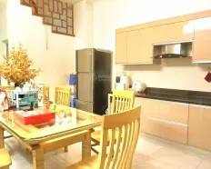 Cho thuê nhà Hoàng Quốc Việt làm VP ngõ phân lô ô tô tránh 65m2, 5 tầng, 6 phòng ngủ 18 triệu/tháng