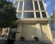 Cho thuê tòa VP 2000m2 DTSD, hầm 7 lầu trống suốt. 458m2/sàn. Full NT văn phòng. Giá 550tr/tháng