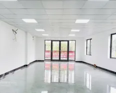 Cho thuê văn phòng Nguyên Hồng, DT 70m2 giá chỉ 12tr, thang máy, bảo vệ, vệ sinh. LH 0963 506