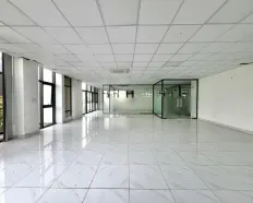Văn phòng tầng 2 căn góc Shophouse Nguyễn Thị Nhung 160m2 sàn trống, sẵn vách kính giá 30tr bao VAT