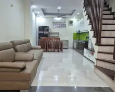 Hiếm - Cho thuê nhà Nguyễn Văn Cừ - 48m2 x 4 tầng - 4PN - Ô tô đỗ cửa ngày đêm.