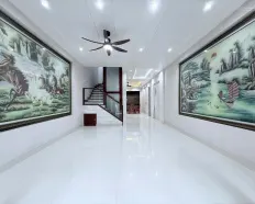 Cho thuê nhà Lạc Long Quân, Tây Hồ, cạnh bờ hồ, 2 con rồng, dt 100m2 5 tầng thang máy, full đồ 40tr