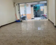 Nhà đường Nguyễn Trãi đoạn 2 chiều sau căn mặt tiền, 4 phòng ngủ, nhà sơn mới.