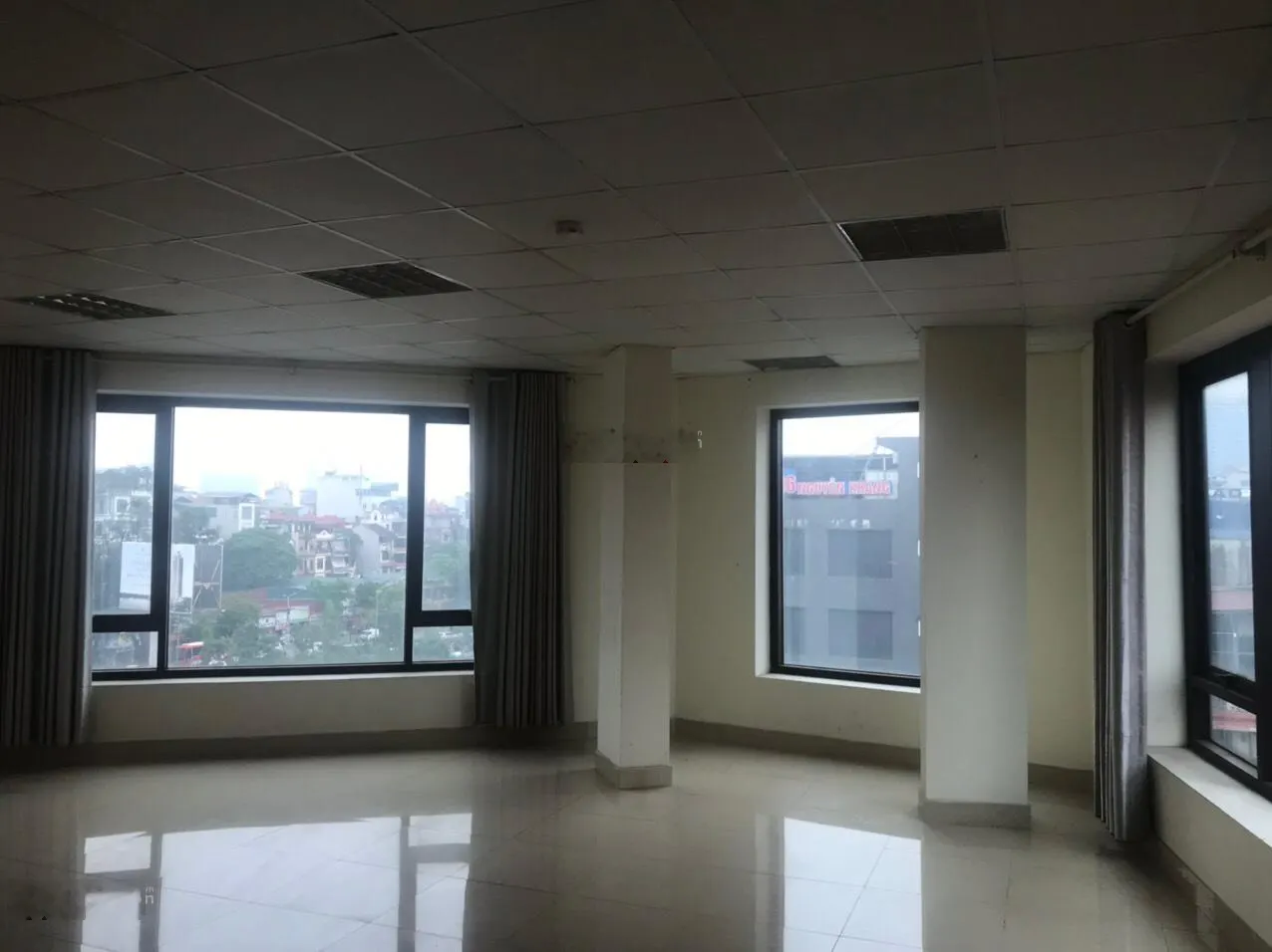 Cho thuê sàn văn phòng lô góc Nguyễn Khang, Vũ Phạm Hàm 90m 18tr/tháng. Mặt tiền 20m