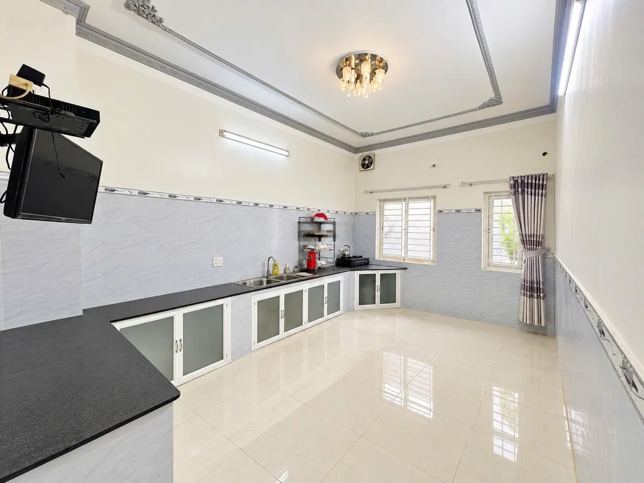 Cho thuê nhà 1T4L có 7PN, sẵn 7 máy lạnh, khu D2D, Võ Thị Sáu, Biên Hòa