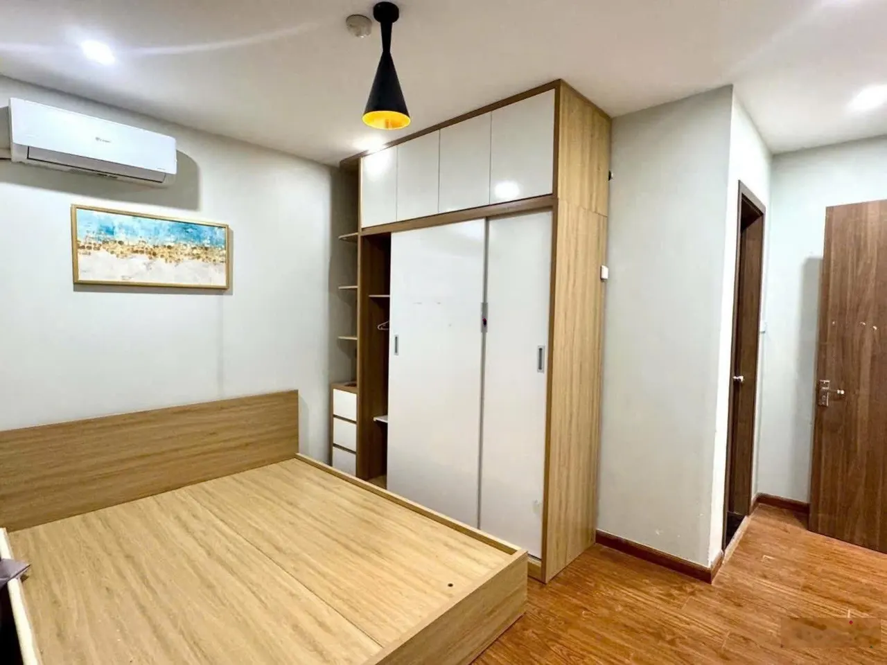 Cho thuê phòng trọ Phố Sài Đồng: 60m2, 1 ngủ, 1 khách, bếp, vs - full nội thất. Giá: 6tr/tháng.