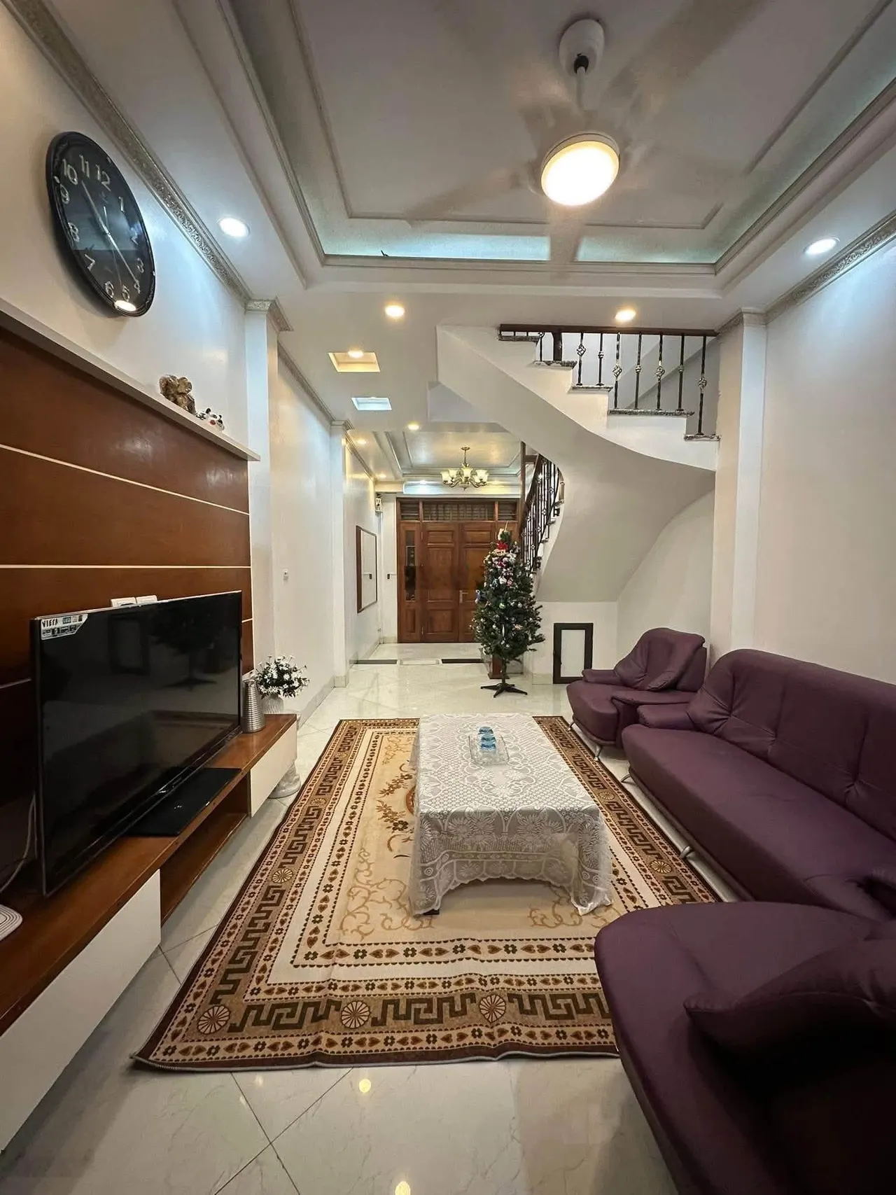 Cho thuê nhà nguyên căn phố Lâm Du - Bồ Đề - ô tô đỗ ngày đêm cách 20m - 4PN - đầy đủ nội thất