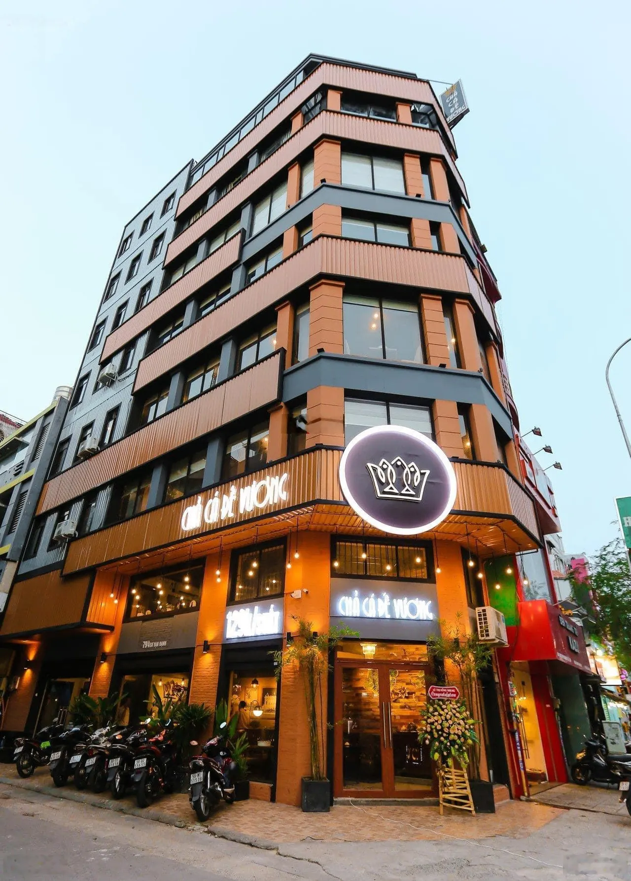 Cho thuê tòa nhà góc 2MT Sư Vạn Hạnh, Quận 10, DT: 8x21m, 1 hầm 1 trệt 4 lầu, DTSD: 650 m2