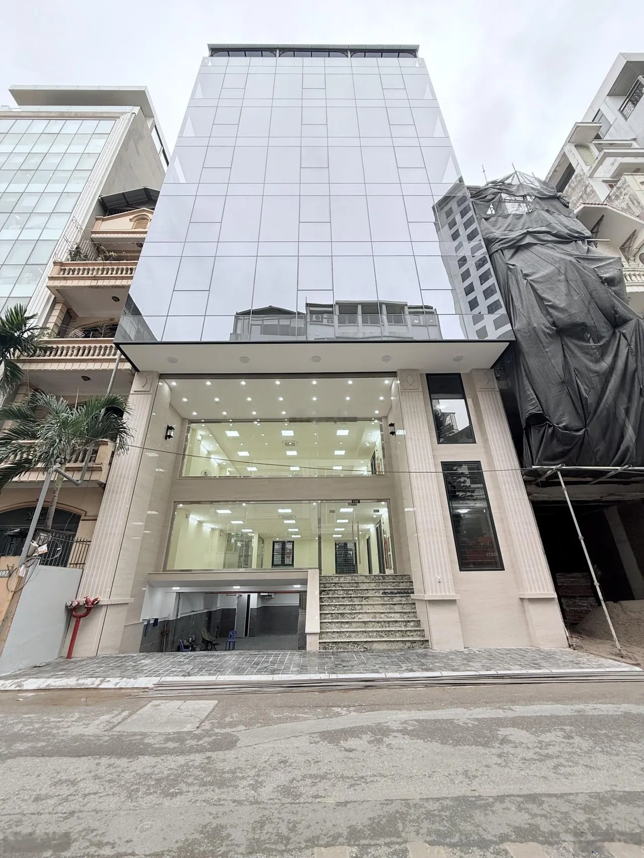 Cho thuê MP Nguyễn Thị Định, 220m2, 10 tầng, MT 12m, thông sàn, thang máy, nhà mới