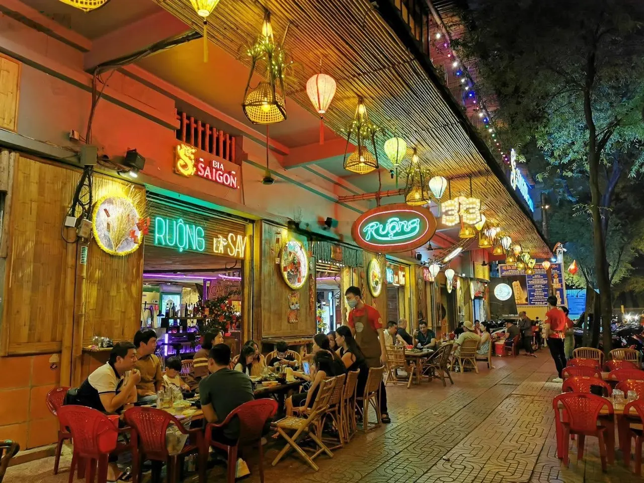Cho thuê tòa nhà mặt tiền lớn ngay Dinh Độc Lập, Quận 3, ngang 25m trệt 3 lầu