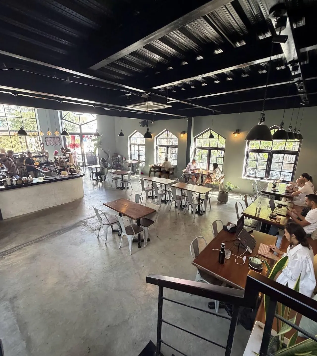 Cho thuê lô góc 2 mặt tiền Hoàng Kế Viêm, DTSD 600m2, ngang 11m6, khu sầm uất, gọi Văn Phú