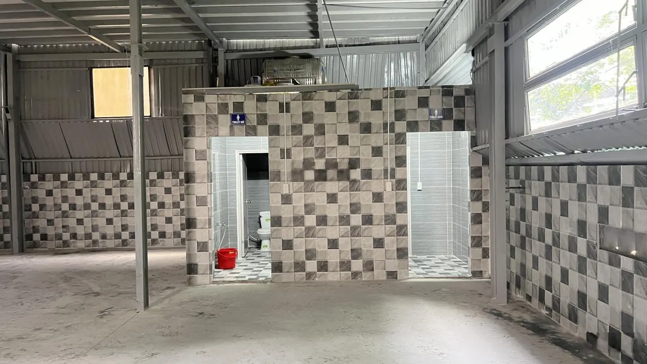 Kho 1.200m2. Mới 100%. Gần Gigamall Phạm Văn Đồng. Đường 8-10 tấn. Tương lai xe container vào được