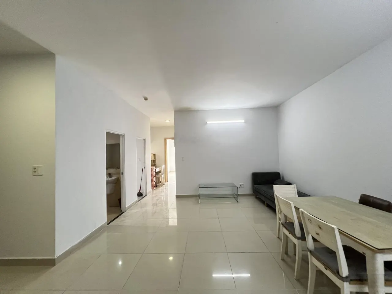 Cho thuê căn hộ Quận Tân Phú ở liền 2 phòng ngủ 83m2 có nội thất