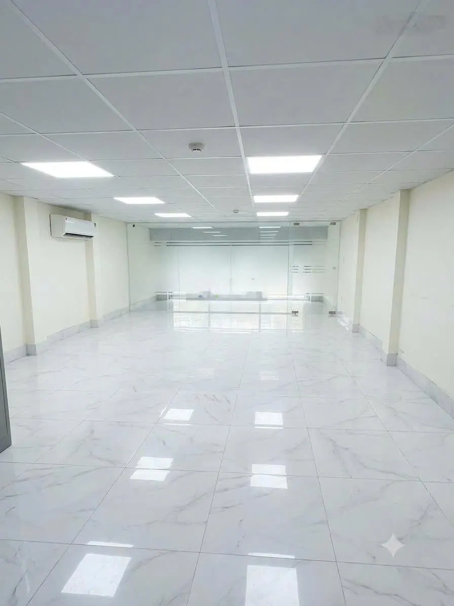 Chính chủ cho thuê VP giao dịch, mặt bằng tầng 1 lửng phố Trần Vỹ view thoáng 65m2 giá chỉ 12 triệu