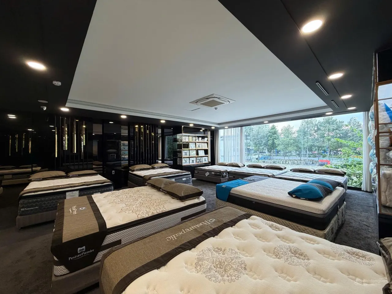 Vị trí đẹp, tòa nhà mặt tiền Song Hành Quận 2 - 3 tầng DTSD ~500m2