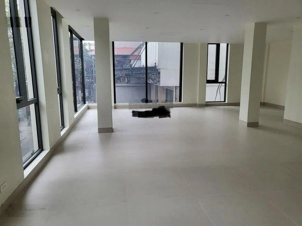Cho thuê nhà mặt phố Đội Cấn, DT 100m2x3 tầng, MT 10m, giá 100tr, LH 096••••56