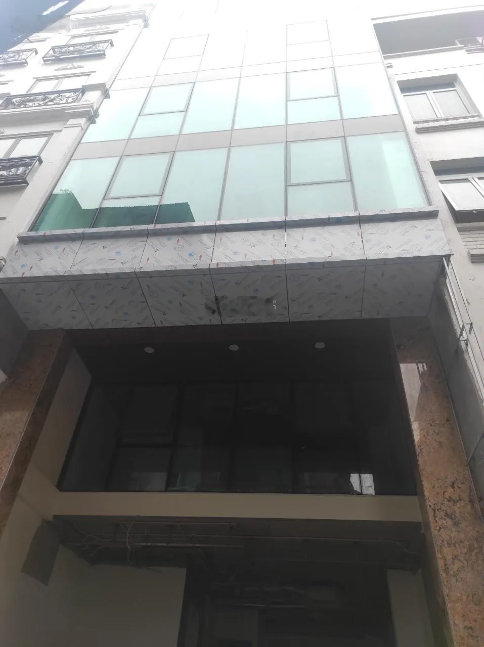 Cho thuê nhà riêng tại Bạch Mai, Hai Bà Trưng 140m2 9 tầng, MT 9m ốp kính có thang máy, 130 tr