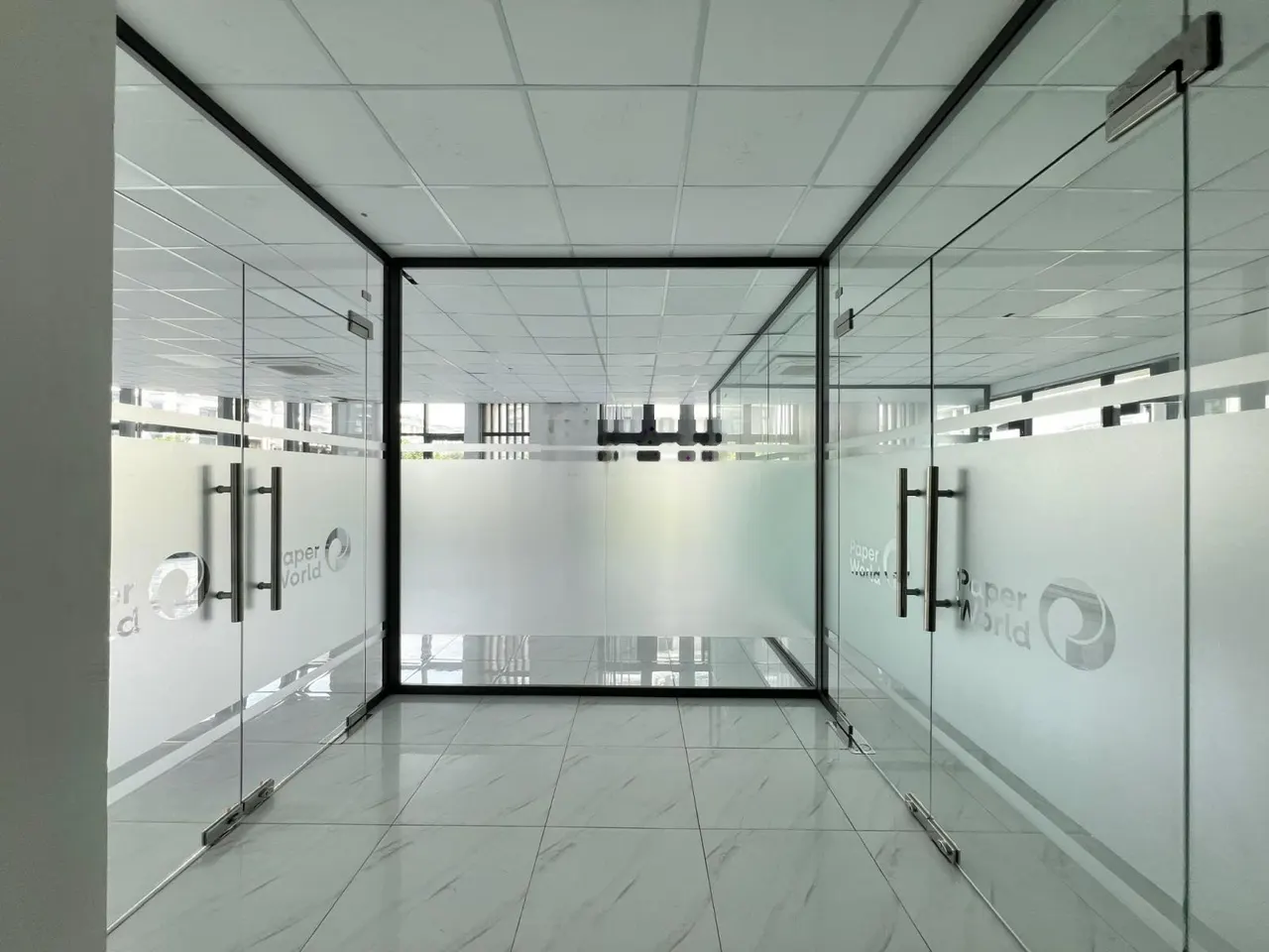 Văn phòng tầng 2 căn góc Shophouse Nguyễn Thị Nhung 160m2 sàn trống, sẵn vách kính giá 30tr bao VAT