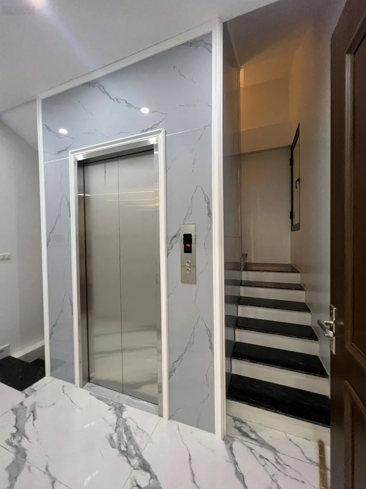Cho thuê nhà Võ Chí Công - Xuân La - Lạc Long Quân - 100m2 x 6.5T - Thang máy, ô tô đỗ cửa - 48tr