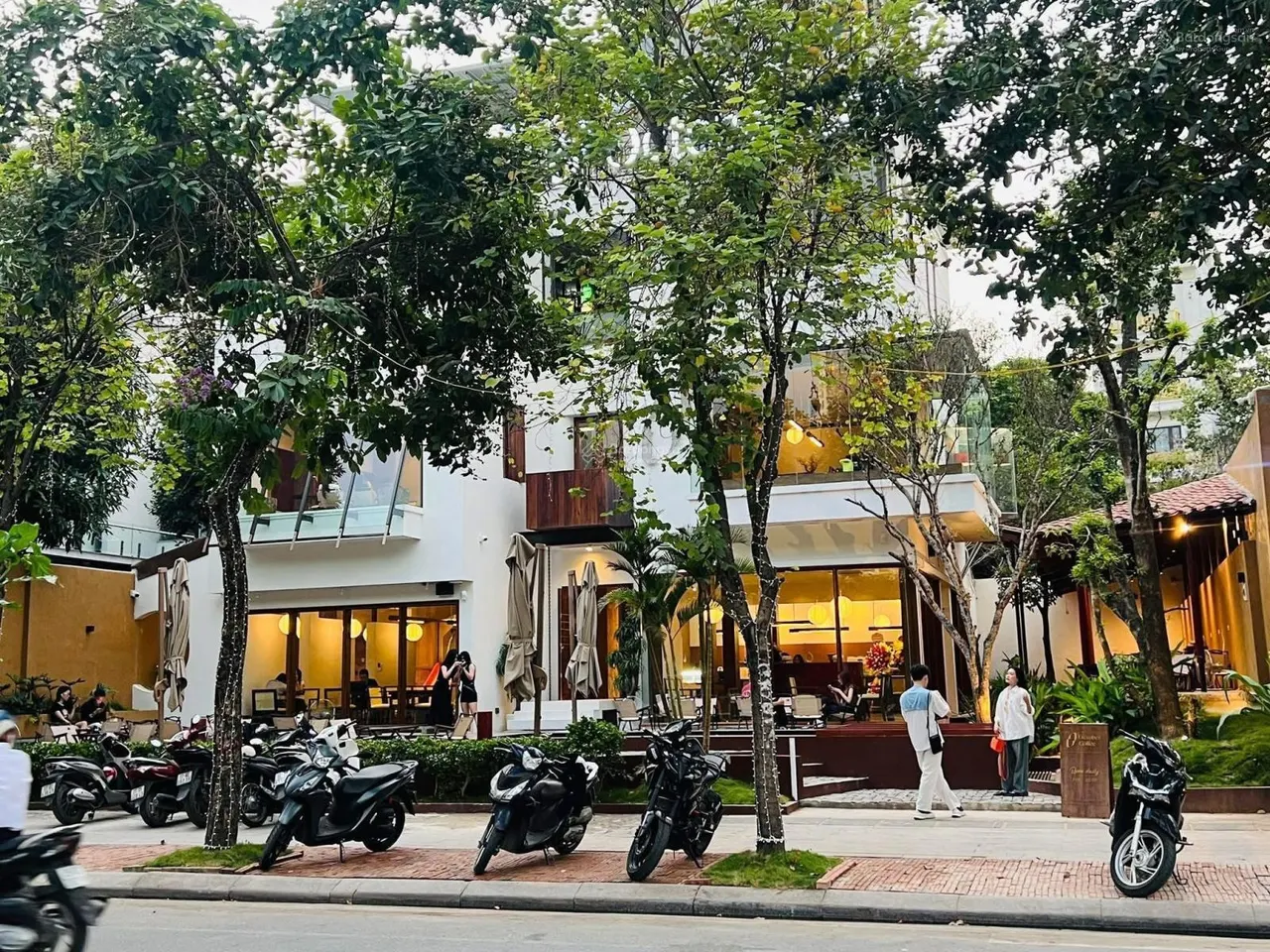 Cho thuê thẳng tại view hồ Ngọc Khánh cực đẹp gần RMIT - Đài Truyền Hình VTV mặt tiền 8m cực đẹp