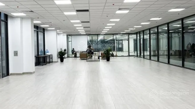 Cho thuê nhà mặt phố Hào Nam, 150m2 x 6 tầng, mặt tiền 8m, có thang máy, giá 150 triệu, 086••••01