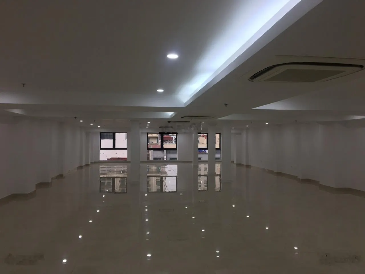 Cho thuê VP tòa nhà 66 Hồng Tiến, phường Hồng Hà, 300m2, giá 180.000/m2/tháng