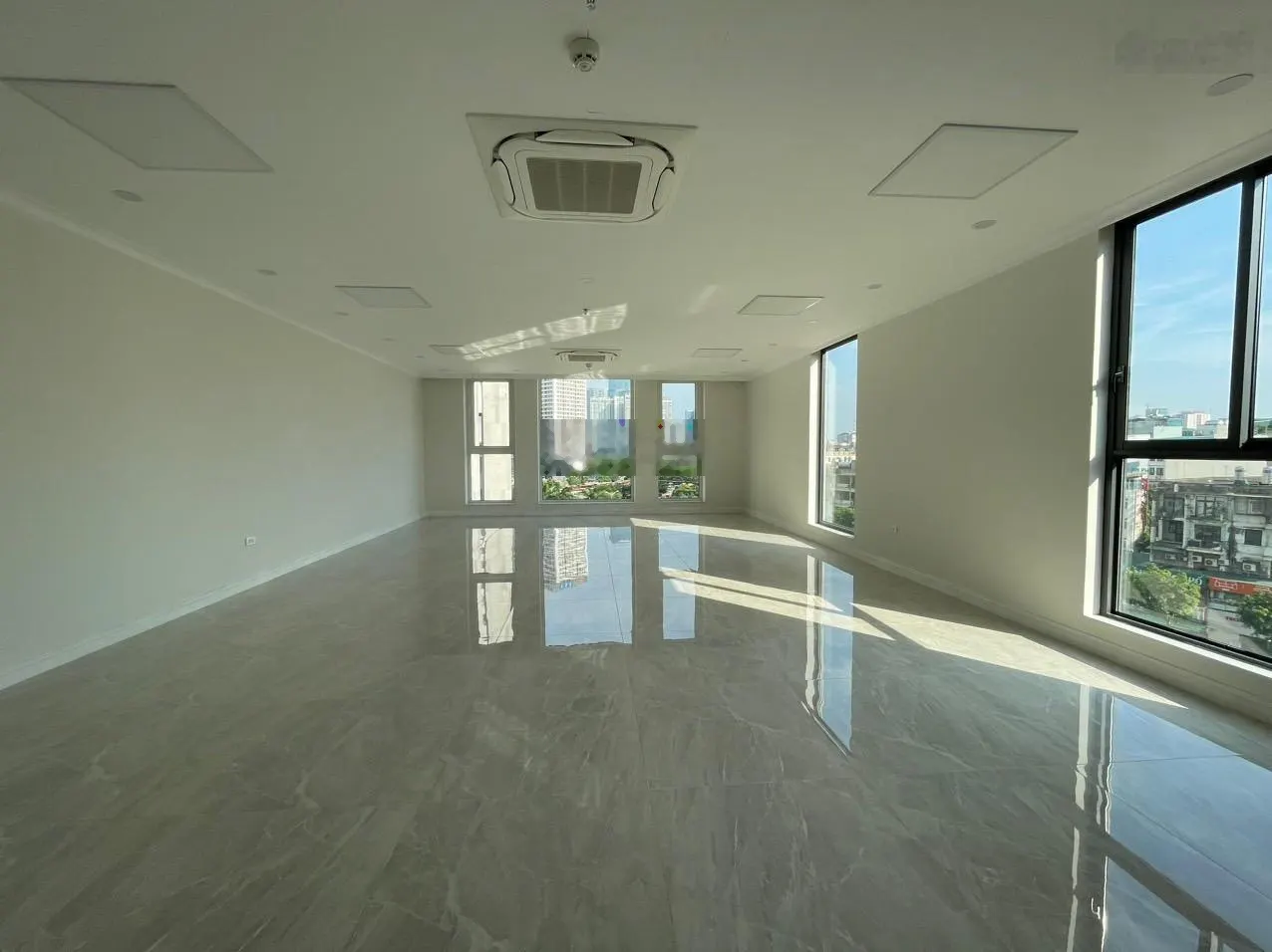 Cho thuê nhà Nguyễn Khánh Toàn, CG 50m2, 7 tầng thông sàn, thang máy, ngõ ô tô giá chỉ 25tr