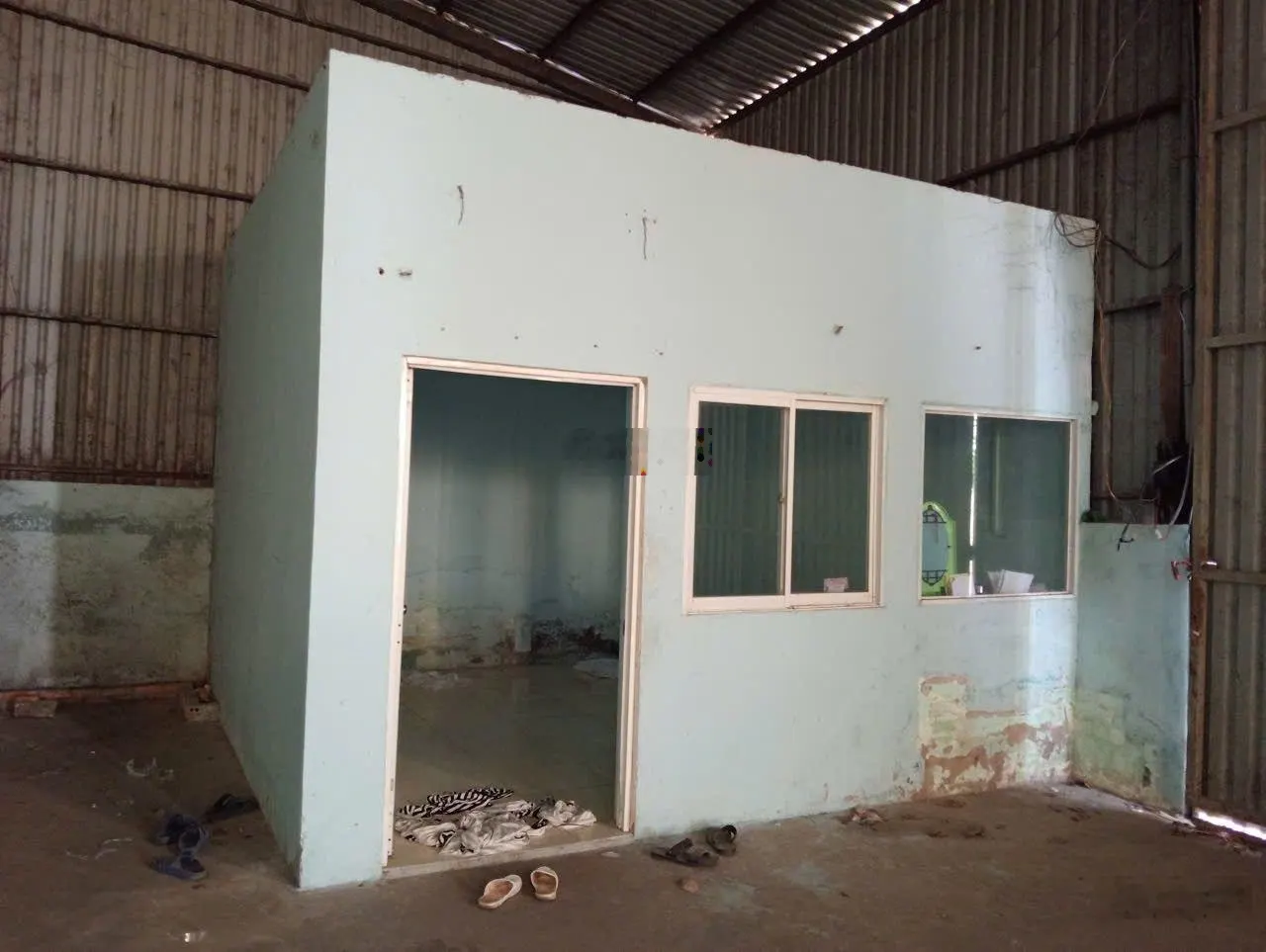 Cho thuê xưởng 300m2 Tân Phước Khánh giá 12 tr có điện 3 pha, có văn phòng