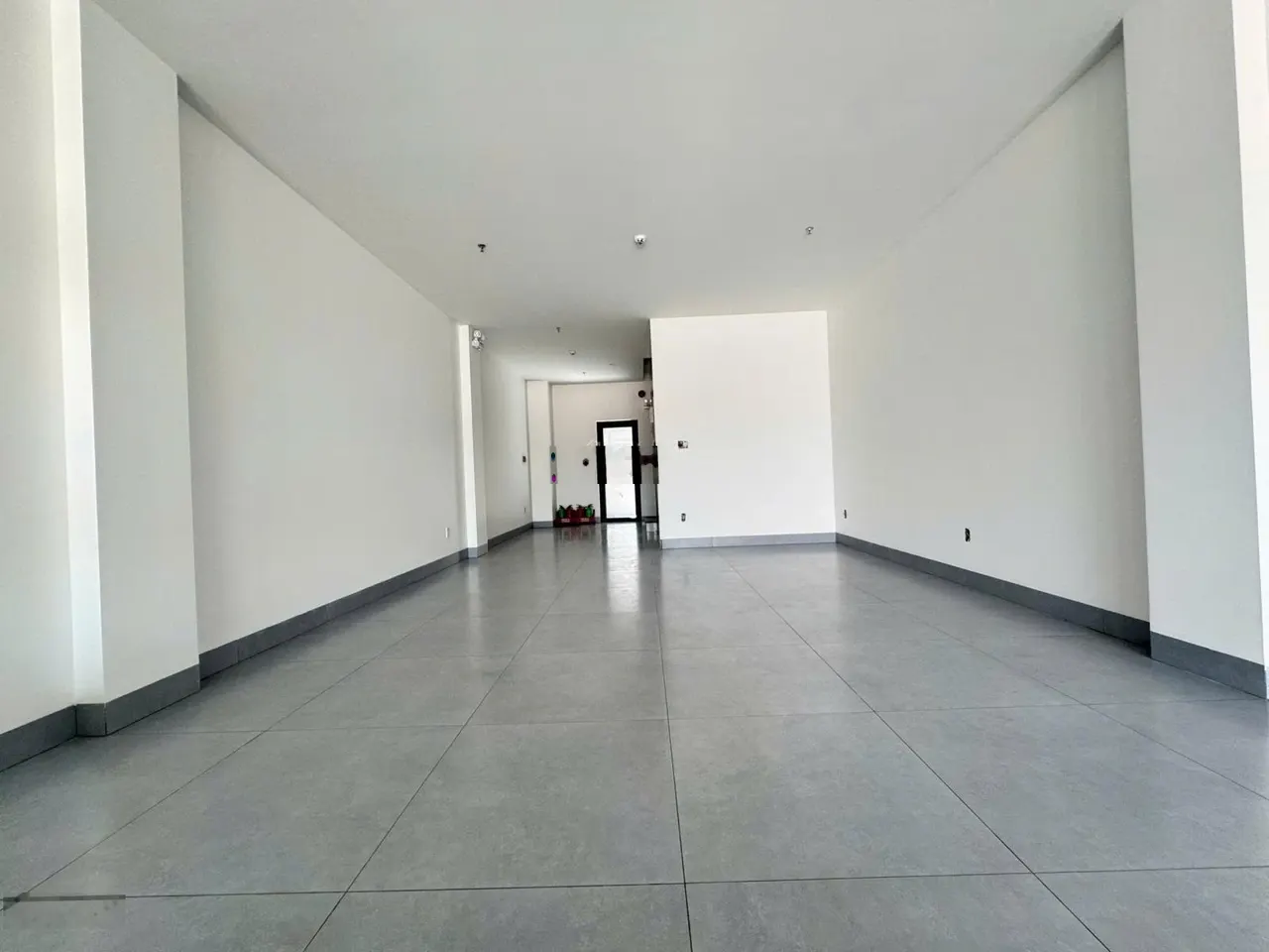 Cho thuê nguyên tòa ngay trục đường Trường Chinh, Tân Bình - Diện tích 500m2