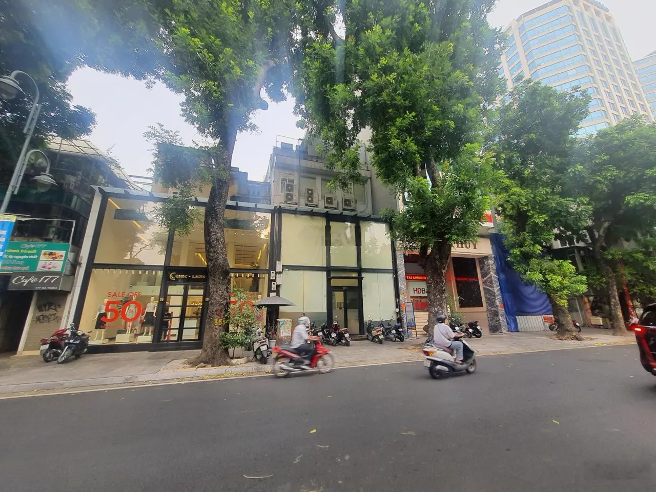 Cho thuê nhà MP Trương Công Giai, 65m2 x 7 tầng, MT 5,1m, thông sàn, thang máy, nhà mới