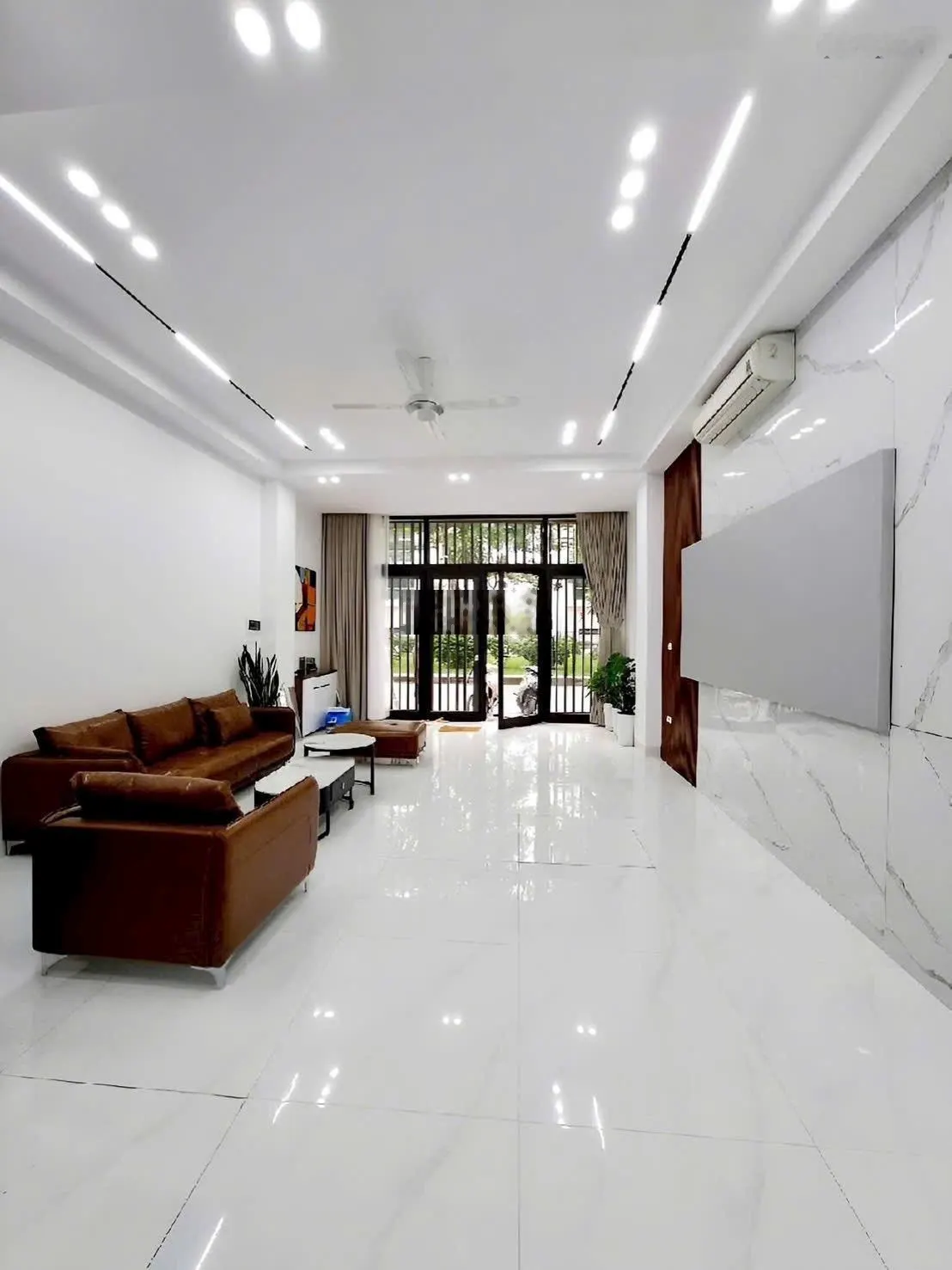 Cho thuê nhà mặt phố Nguyễn Chánh DT 90m2 x 6,5 tầng, có hầm, thang máy, PCCC đầy đủ, giá 110tr ctl