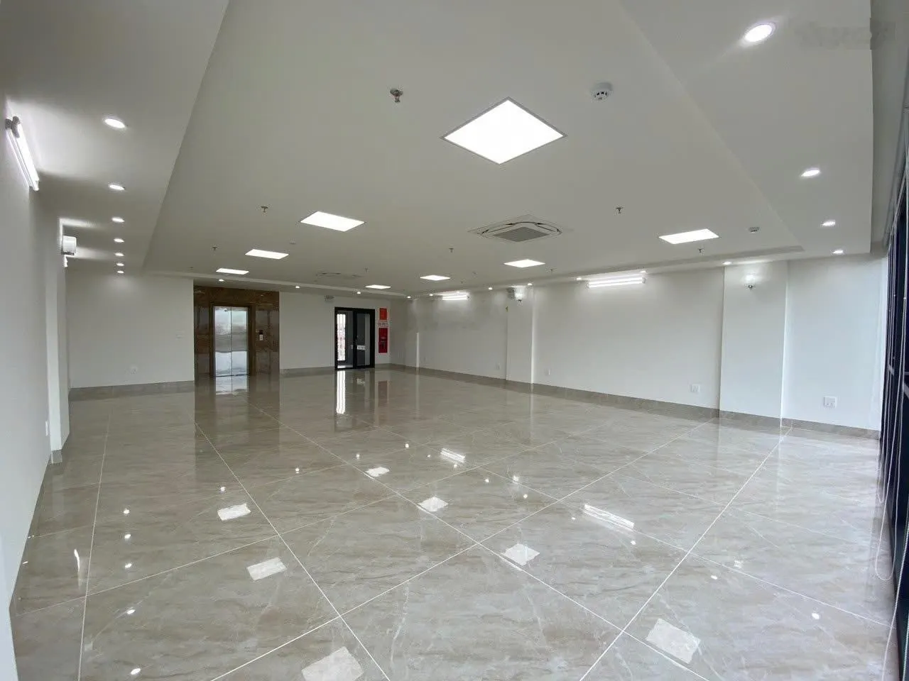 Cho thuê nhà lô góc mới Trường Chinh - Vương Thừa Vũ, 110m²x6T, thông sàn, thang máy, PCCC giá 55tr